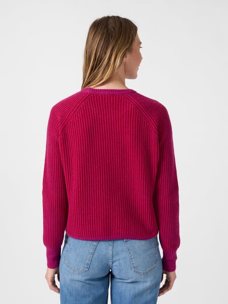 Women’s Cashmere Knit Sweater Pink-Red, presented on a model