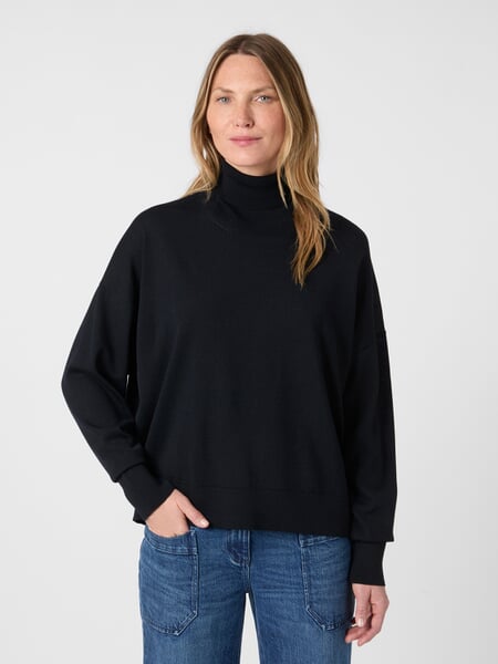 Damerullekravebluse Navy, præsenteret på en model
