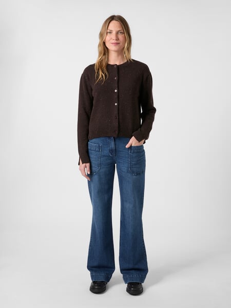 Cardigan pour femme Marron Donegal, présenté sur un modèle