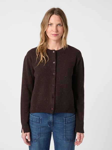 Damen-Strickjacke Donegal-Braun, Tragebild