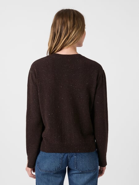 Cardigan pour femme Marron Donegal, présenté sur un modèle