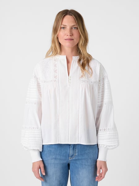 Damebluse med broderi Hvid, præsenteret på en model
