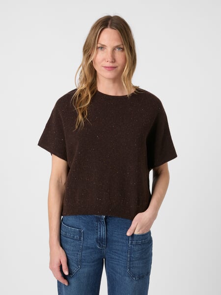 Pull sans manches pour femme Marron Donegal, présenté sur un modèle