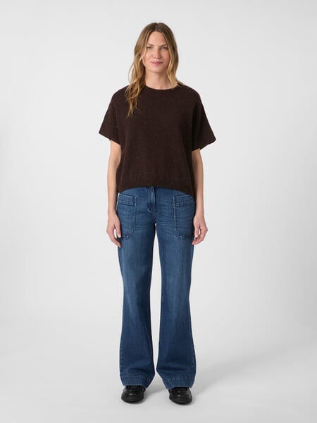 Pull sans manches pour femme Marron Donegal, présenté sur un modèle