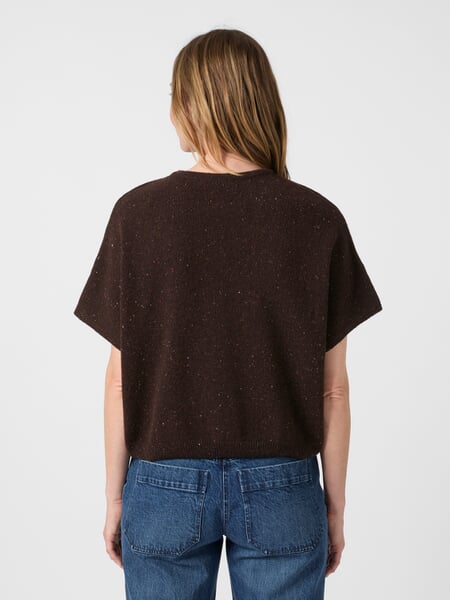 Pull sans manches pour femme Marron Donegal, présenté sur un modèle