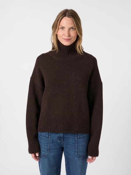 Pull femme oversize Marron Donegal, présenté sur un modèle