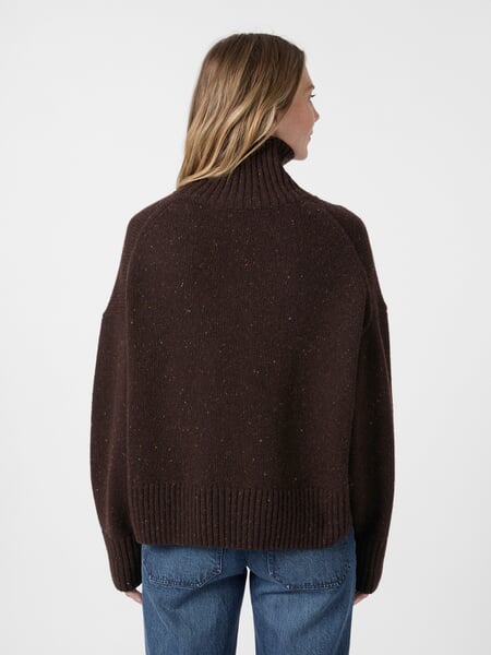 Pull femme oversize Marron Donegal, présenté sur un modèle