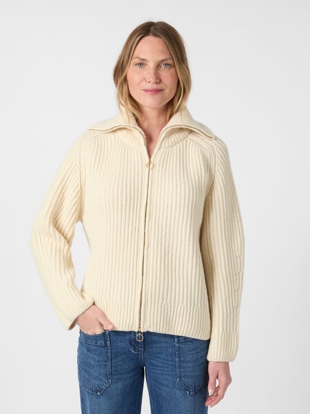 Damesvest Natuurlijk wit, gepresenteerd op een model