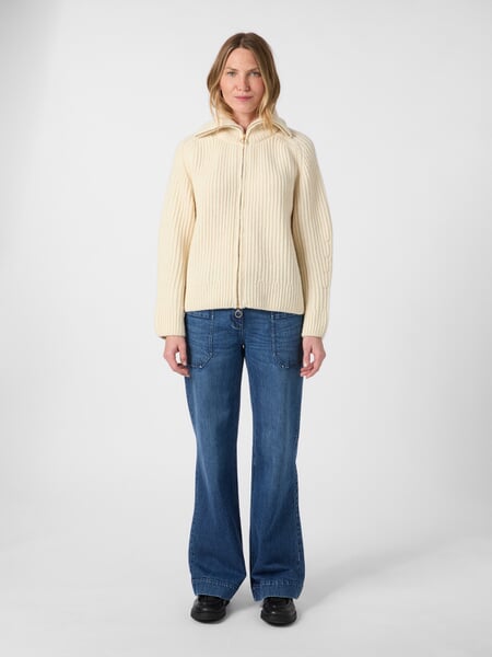 Damen-Strickjacke Naturweiß, Tragebild