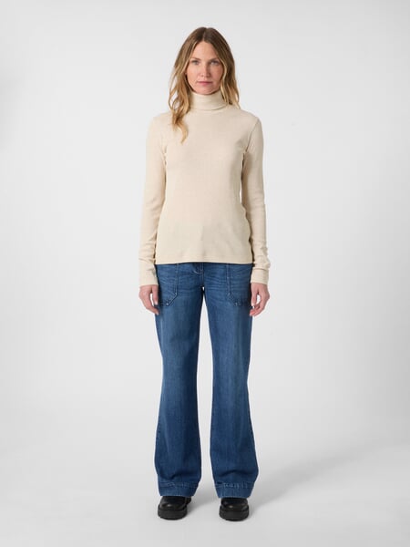 Dame-rullekraveshirt Naturlig hvid, præsenteret på en model