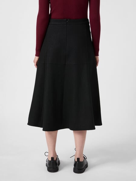 Midiskirt til kvinder i uld og bomuld Sort, præsenteret på en model