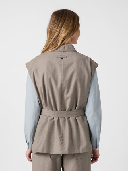 Gilet en laine pour femme, chiné Marron clair, présenté sur un modèle