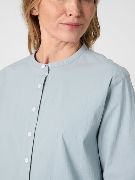 Damenbluse mit Stehkragen Hellblau, Detailsicht
