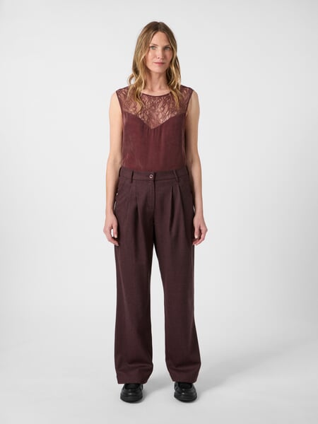 Damen-Wollhose mit Bundfalten Weinrot, Tragebild