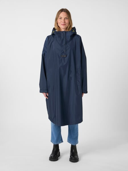 Unisex-regnkappe Mørkeblå, præsenteret på en model
