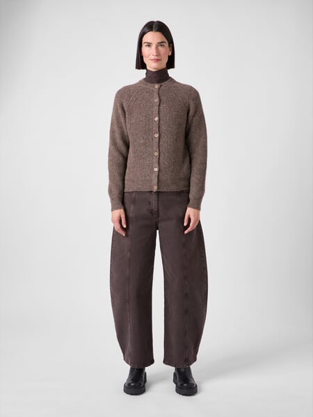Damen-Strickjacke mit Alpaka Hellbraun, Tragebild