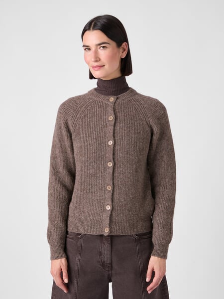 Damen-Strickjacke mit Alpaka Hellbraun, Tragebild