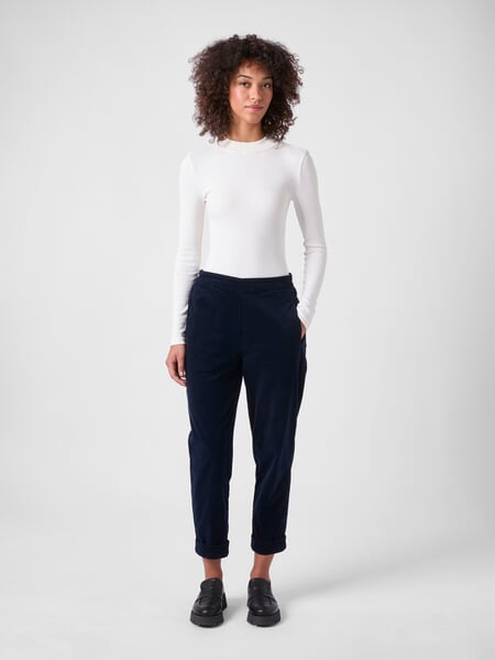 Damen-Cordhose Dunkelblau, Tragebild