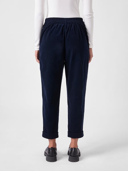 Damen-Cordhose Dunkelblau, Tragebild