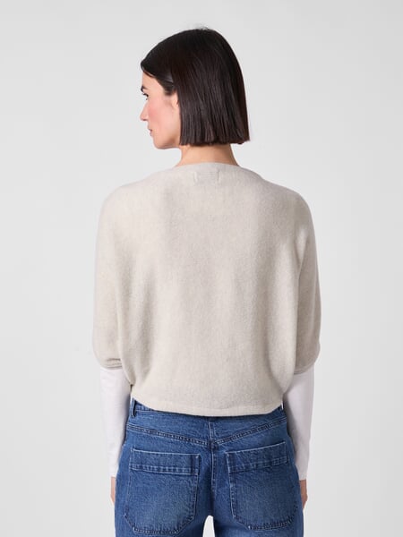 Cropped-trøje til kvinder Natur, præsenteret på en model
