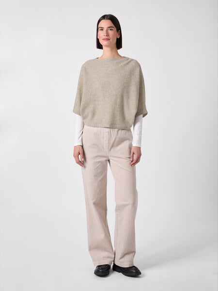 Cropped damestrui Cream, gepresenteerd op een model