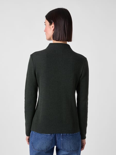 Damesgebreide trui met lange mouwen Olive, gepresenteerd op een model