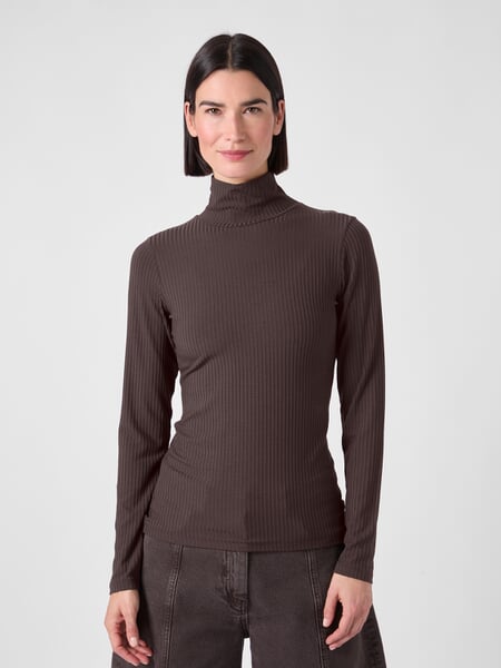 Dames-trui met col TENCEL™ Donkerbruin, gepresenteerd op een model