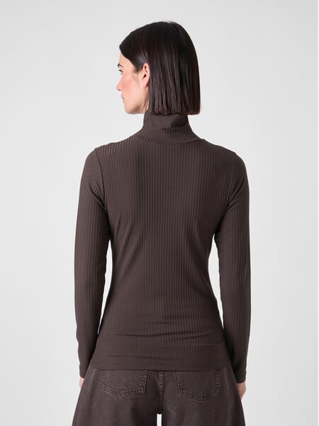 Dames-trui met col TENCEL™ Donkerbruin, gepresenteerd op een model