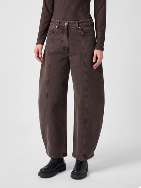 Damen-Barreljeans Dunkelbraun, Tragebild