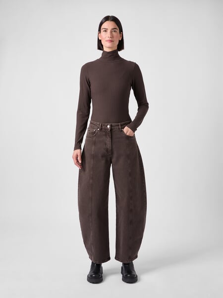 Damen-Barreljeans Dunkelbraun, Tragebild