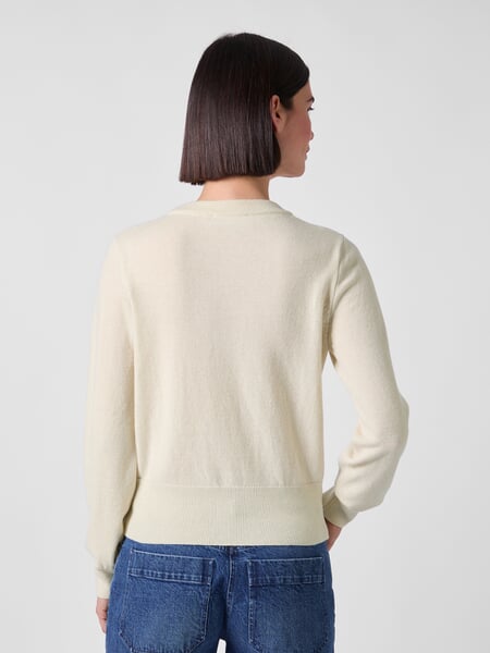 Dames-gebreide truien Cream, gepresenteerd op een model