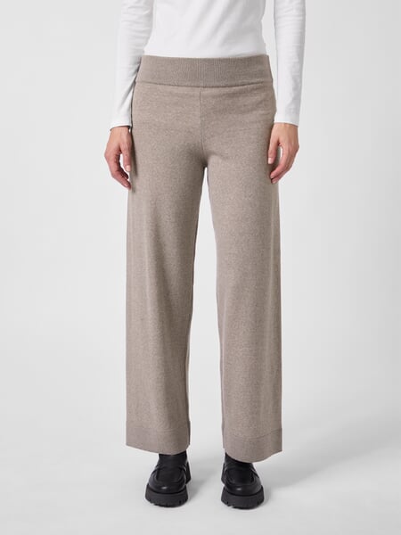 Damesgebreide broek Lichtbruin, gepresenteerd op een model