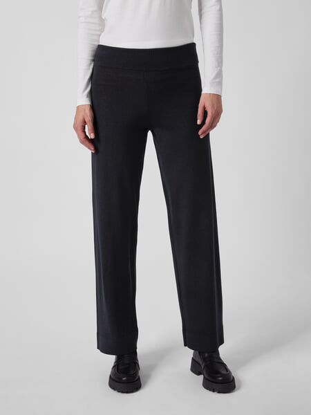 Damesgebreide broek Navy, gepresenteerd op een model