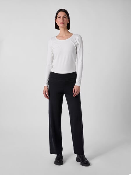 Damesgebreide broek Navy, gepresenteerd op een model