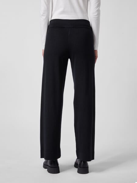 Damesgebreide broek Navy, gepresenteerd op een model