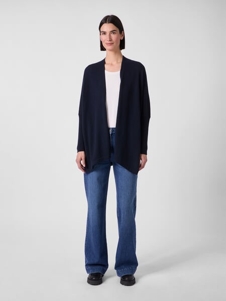 Damesvest van merinowol Navy, gepresenteerd op een model