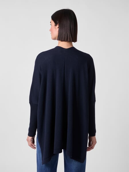 Damesvest van merinowol Navy, gepresenteerd op een model