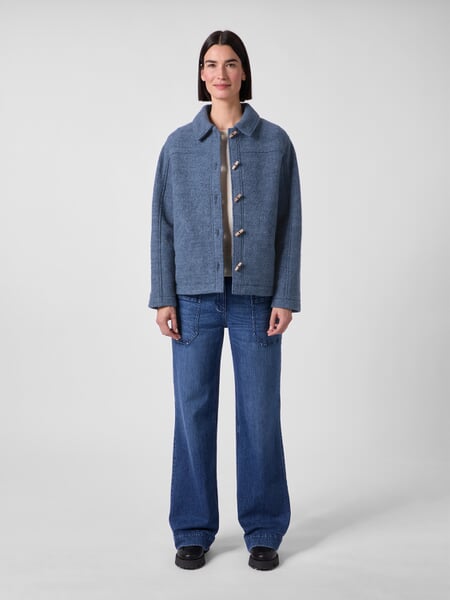 Korte damesjas van wol Medium blauw, gepresenteerd op een model