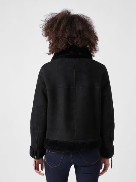 Damen-Wendejacke Lammfell Schwarz, Tragebild