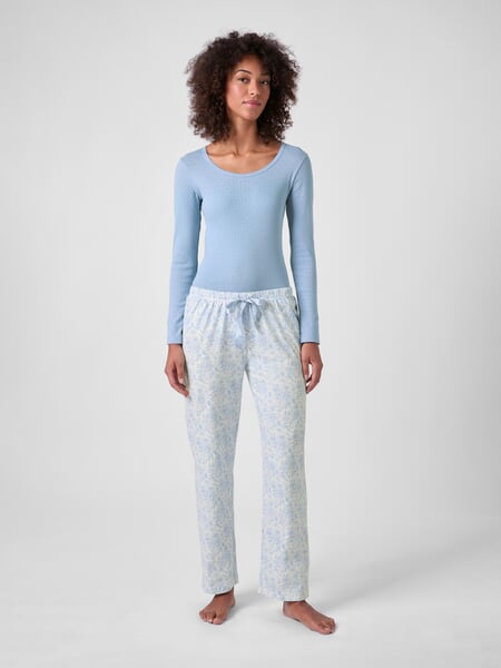 Damespyjama-broek met patroon Lichtblauw, gepresenteerd op een model