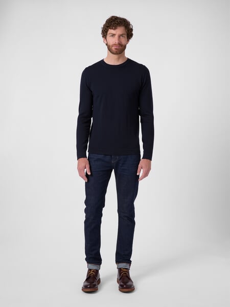 heren-truien met ronde hals". Donkerblauw, gepresenteerd op een model
