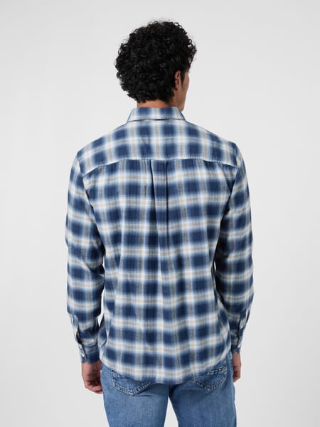 Chemise en flanelle à carreaux pour homme Bleu-Nature, présenté sur un modèle