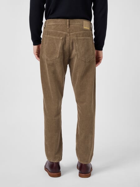 Pantalon en velours côtelé pour homme Cognac, présenté sur un modèle
