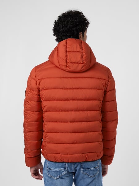Gewatteerd herenjack Oranje, gepresenteerd op een model