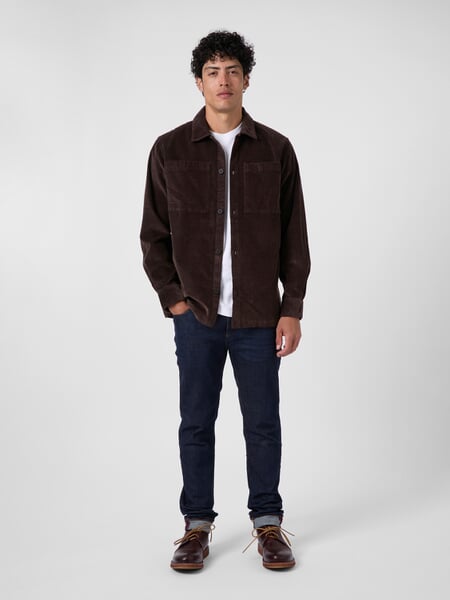 Herren-Overshirt Cord Dunkelbraun, Tragebild