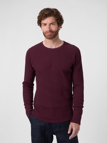 Heren-T-shirt 1967 Donkerrood, gepresenteerd op een model