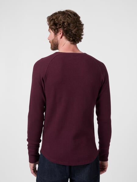 Heren-T-shirt 1967 Donkerrood, gepresenteerd op een model