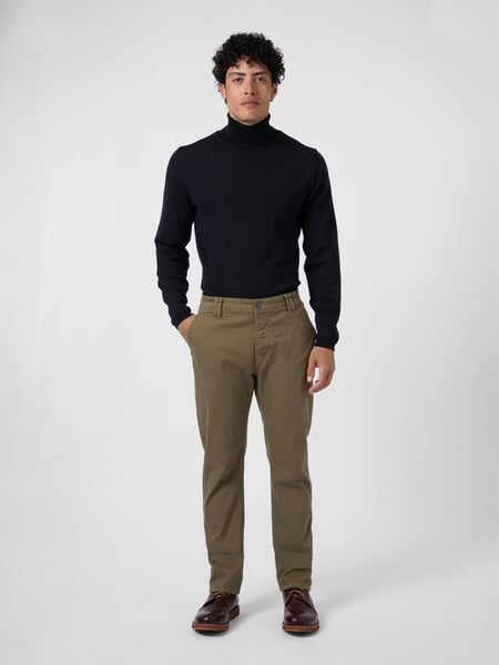 Chino's voor heren olijfbruin", gepresenteerd op een model