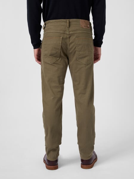 Chino's voor heren olijfbruin", gepresenteerd op een model