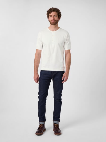 Henley-shirt til herre 2M07 Hvid, præsenteret på en model
